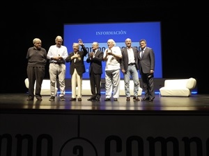 El homenajeado Pedro Ferrándiz junto a Florentino Pérez y los ex jugadores merengues Emiliano, Corbalán, Paniagua y Toni Cabot, director del Foro Deportivo "Campo a Campo"