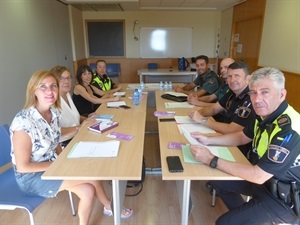 Mesa Protocolo de Coordinación Municipal con representantes de Guardia Civil Altea, Policía Local de La Nucia, Margarita Luján, pta. Asociación Mujeres con Voz y Gemma Márquez, concejala de Igualdad