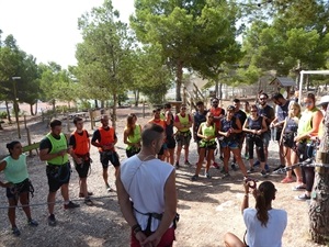 Formación en seguridad antes de comenzar la actividad con los monitores del Forestal Park La Nucía