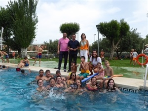 Alumnos de la Escuela de Verano de Integra junto a Cristina Miranda, pta. de Integra Marina Baixa, Sergio Villalba, concejal de deportes y Bernabé Cano, alcalde de La Nucia