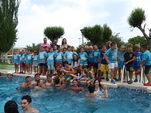 Un momento de la jornada de convivencia de los alunos del Campus Deportivo y los alumnos de la Escuela de Verano Integra