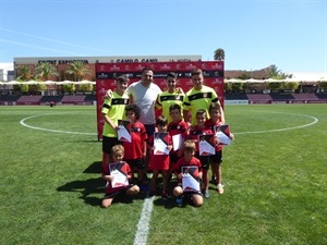 El grupo A del Campus junto a sus monitores y entrenadores en la foto de familia