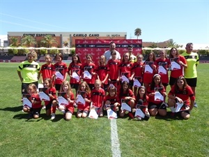 Las jugadoras participantes en el campus del CF La Nucia junto a las monitoras y monitores, Vicente Cortés, coordinador del campus y Sergio Villalba, concejal de Deportes