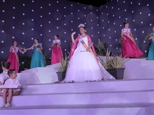 Mari Fernández Jumilla, reina 2019, saludando desde el escenario