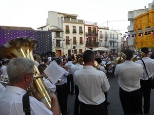 Los músicos de la UM La Nucia a su llegada a la plaça