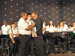 Juan José Ivorra hizo entrega de la insignia de 10 años de la UM La Nucia a su director Ramón Lorente