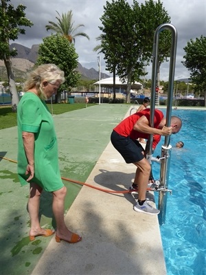 Esta silla adaptada elevadora hidráulica está situada en la piscina exterior de la Ciutat Esportiva Camilo Cano