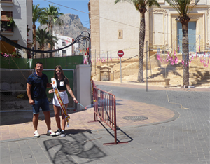 Maria Fernández Jumilla, reina de les Festes 2019 junto a Bernabé Cano, alcalde de La Nucia al inicio de la mascletá