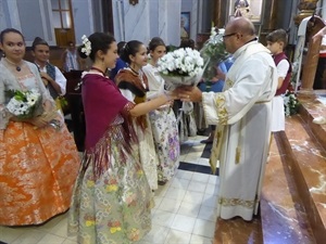 Pequeños y mayores han ofrendado a la Virgen de Agosto