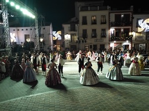 Las Danzas han cerrado una noche de devoción