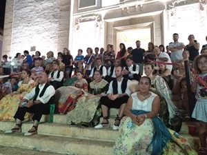 La escalinata de la Iglesia se ha llenado para ver las Danzas