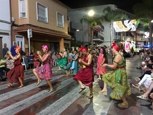 Vecinos y festeros llenaron las calles para ver la Cabalgata