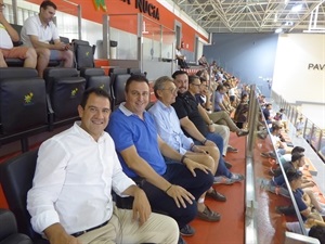 Directivos de El Pozo Murcia FS y el Levante UD FS entre los que estaban Pedro Catalán, consejero Levante UD, Fran Serrejón, dtor. gnral. El Pozo Murcia FS y Sergio Villalba, concejal de deportes de La Nucia