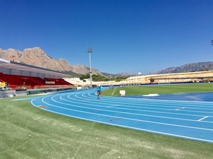 La equipación deportiva y de las pistas de atletismo lo ha hecho la empresa MONDO