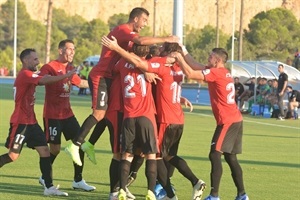 El CF La Nucia celebra el primer y único gol del partido marcado por Fran Moreno