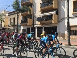 Los vecinos y vecinas arroparon a los corredores en su paso por el municipio