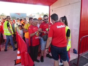 Los aficionados rojillos se agolparon a la entrada del Estadi Olimpic para esta inauguración del Estadi Olimpic