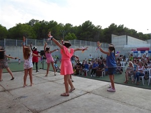 El festival de final de curso de l´Escola d´Estiu llenó el patio de música y baile