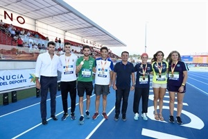 Los podiums jabalina femenina y 10.000 marcha masculina junto a Raúl Chapado, pte. RFEA y Bernabé Cano, alcalde de La Nucía