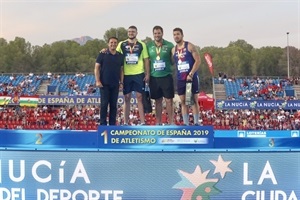 Podium en lanzamiento de Martillo con Javier Cienfuegos, ALberto González y PEdro Martín, junto a Bernabé Cano, alcalde de La Nucía