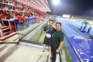 El saltador Eusebio Cáceres con su oro junto a Bernabé Cano alcalde de La Nucía