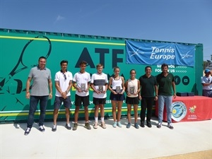 Los campeones Ariana Geerlings y Mateo Álvarez junto a los finalistas y David Ferrer, pte.Diputación Carlos Mazón, el alcalde Bernabé Cano y concejal Sergio Villalba