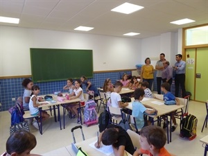 Los alumnos de 3ºD han estrenado la nueva aula, construida por el Ayuntamiento de La Nucía, con la presencia de Sergio Villalba, concejal de Educación y los ediles Miguel Ángel Ivorra y Pedro Lloret