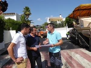 Roberto García, pte. Urb. Puerta de Hierro visitando las obras junto a Bernabé Cano, alcalde de La Nucía y Miguel Ángel Ivorra, concejal de Urbanismo