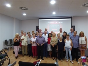 Actores y actrices del corto junto al director José María Ugarte y los concejales Beatriz Pérez-Hickman y Pedro Lloret