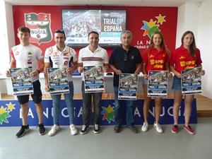 L@s pilotos Toni Bou, Gabriel Marcelli, Berta Abellán y Sandra Gómez junto a Carmelo Fernández, pte. FMCV y Bernabé Cano, alcalde de La Nucia