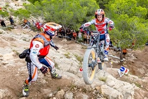 El campeón del mundo Toni Bou desfiando la gravedad en una zona de la Serreta en el Mundial TrialGP en La Nucía