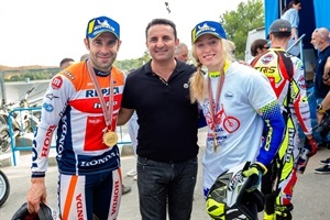 Los campeones del mundo de Trial 2019 Emma Bristow y Toni Bou junto a Bernabé Cano, alcalde de La Nucía