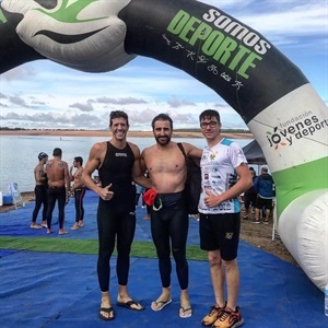 Los nucieros Bou y Marín junto al campeonísimo de triatlón David Huertas, ante de competir en el embalse cacereño