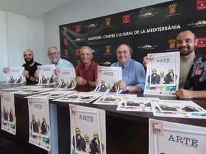 Presentación de la comedia "Arte" con los actores Toni Martínez y Juan Olivo, el director Manuel Troncoso, el productor Miguel Ángel Fernández y Pedro Lloret, concejal de Cultura