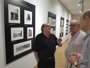 La exposición "Valencians a Nova York" se está acabando de montar en la Sala Llevant de l'Auditori