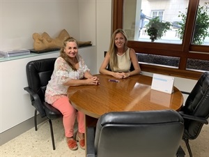 Jessica Gommans junto a la técnica Esther Ponzoda durante la reunión ayer en la Diputación de Alicante