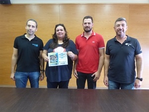 Yolanda García recibió el premio del concejal de comercio Frederik Herweijer, el presidente de AECNU Juan Andrés Montiel y Juan Andrés López, gerente App Gastroeventos