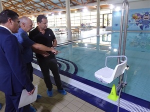 Silvestre Sanchís, gerente de la Piscina Climatizada de La Nucia muestra el funcionamiento cómodo y fácil de esta silla