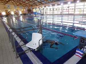 La Silla es movible, podrá ser utilizada en invierno en la Piscina Infantil y en verano en la piscina exterior