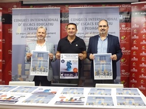 Agustín Fuertes, Director CEFIRE Alicante, Francisco Cuevas, pte. Federación de Ajedrez de la Comunidad Valenciana y Bernabé Cano, alcalde de La Nucía presentaron este Congreso