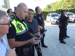 Uno de los agentes mostrando las imágenes que capta el dron