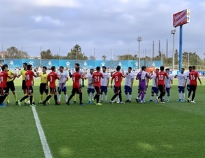 Los dos equipos saludándose antes del inicio del encuentro