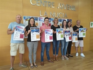 Representantes del Club de Esquí Nieve Altea junto a los concejales de Juventud de Finestrat, Hector Baldó, l´Alfàs, Laura Sevilla, Villajoyosa, Aina Santamaría y La Nucia, Mª Jesús Jumilla