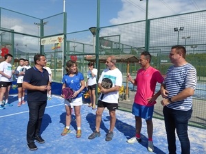 Los capitanes de la Selección Argentina de menores Jorge Nicolini Y Mariela Peyregne, junto a Alex González, pte. Padelpoint La Nucia, Sergio Villalba, concejal de Deportes y Bernabé Cano, alcalde de La Nucia