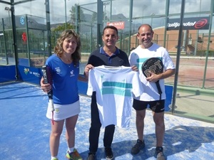 Los dos capitanes de la Selección Argentina de Pádel de menores entregan una camiseta de la Selección a Bernabé Cano, alcalde de La Nucia