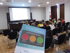 El taller práctico "Cómo preparar mi visita al neurólogo" se desarrolló ayer en l´Auditori