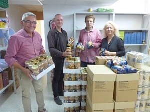 Stephan Kippes,  Klaus Eicher y Markus Presoli coordinadores de la Fiesta Solidaria junto a Beatriz Pérez Hickman, concejala de Bienestar Social.