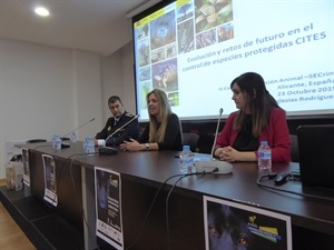 Shaila Villar, pta. Sociedad Española de Criminología, Antonio Vadillo, secretario de Políticas de Protección Animal de UNIJEPOL y Jessica Gommans, concejala de Protección Animal de La Nucía en la apertura del Congreso