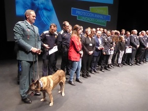 Elton el perro estrella de la Guardia Civil fue uno de los protagonistas de la noche