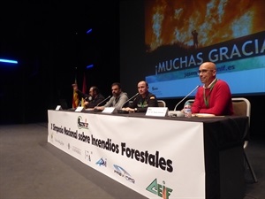 Última mesa del Congreso "Horizontes den la gestión del Fuego Forestal" con Federico Grillo, Director Emergencias Gran Canaria,  Jorge Auresmanz, Capitán de la UME y Miguel Almedia, Univ. Coimbra